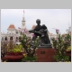 7. standbeeld van Ho Chi Minh voor het stadhuis.JPG